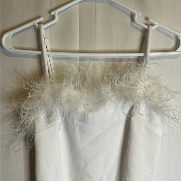 White Sleeveless Scoop Neck Dress with Faux Fur Accent Preowned - Picture 7 of 8